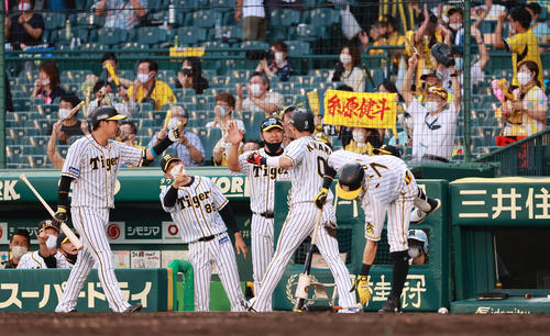 3回裏阪神2死二塁、糸原健斗の適時二塁打で生還した木浪を出迎える矢野監督（撮影・清水貴仁）