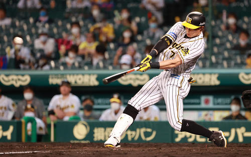 5回裏阪神1死一、三塁、右中間へ2点適時二塁打を放つ糸井（撮影・清水貴仁）
