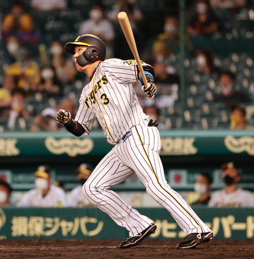 阪神対中日　5回裏阪神1死二塁、左越え2点本塁打を放つ大山（撮影・清水貴仁）