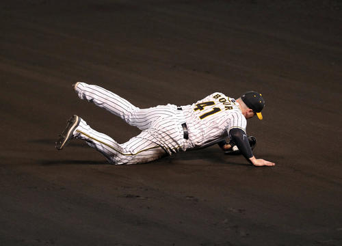 阪神対中日　6回表中日一、三塁、井領の打球で好守を見せる一塁手ボーア（撮影・前田充）