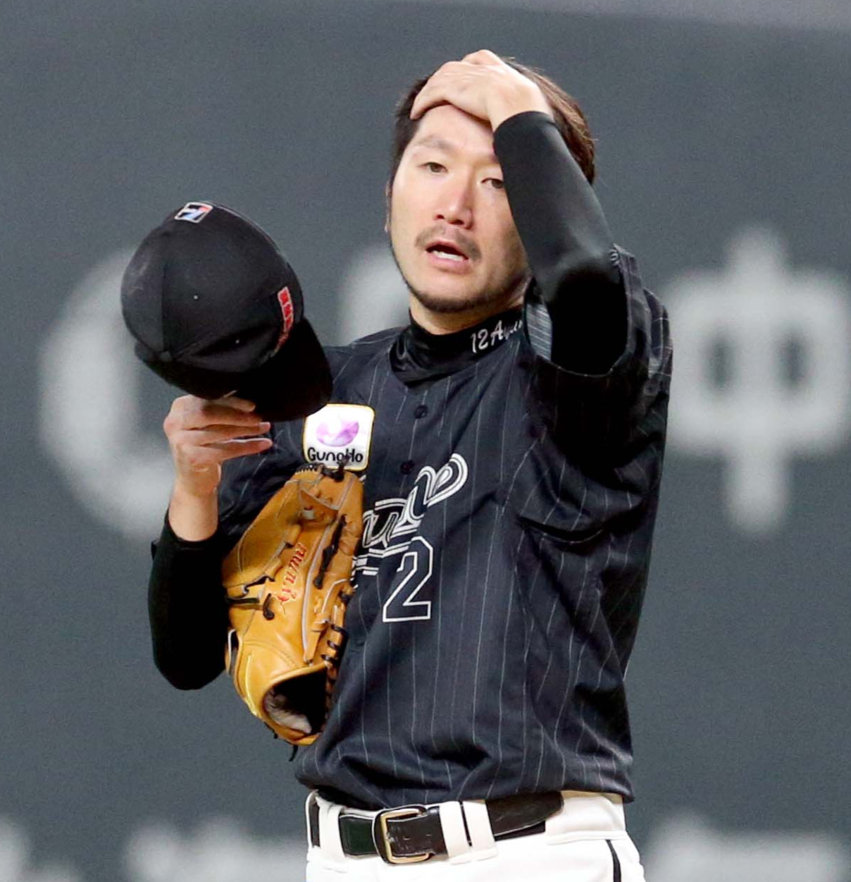 マウンドで汗を拭うロッテ石川（撮影・佐藤翔太）