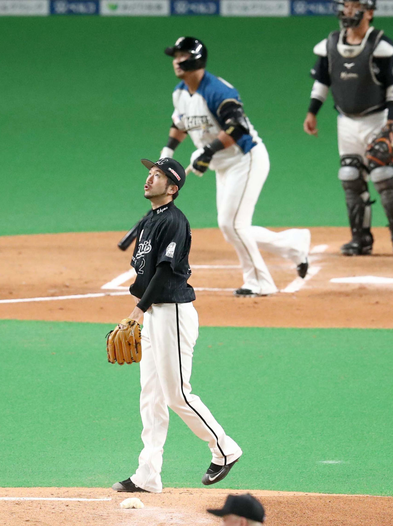 1回裏日本ハム1死一塁、中田に右越え適時二塁打を浴びる石川（撮影・黒川智章）