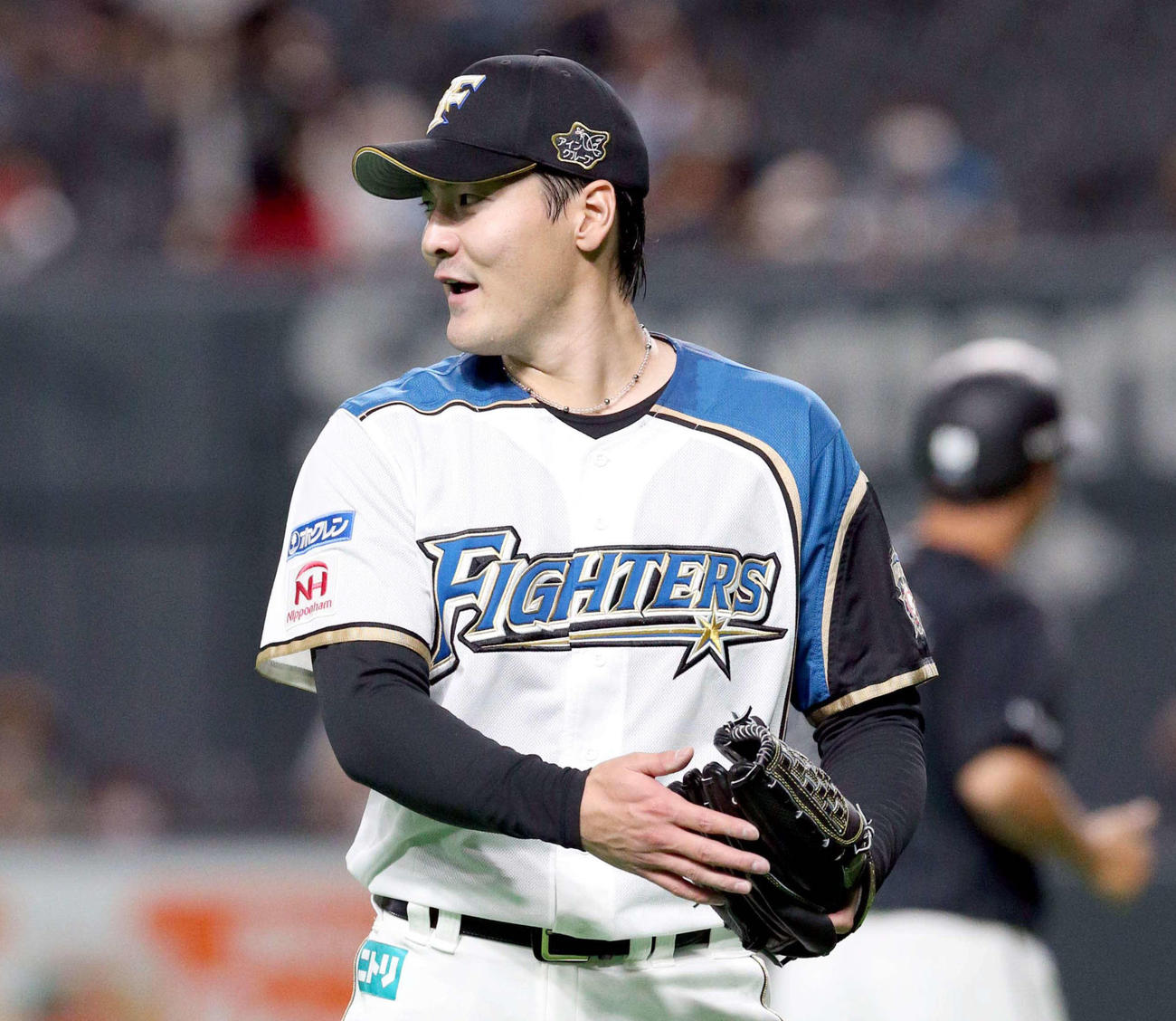 3回表ロッテ2死一、二塁、岡を三振にとりグラブをたたく日本ハム有原（撮影・佐藤翔太）