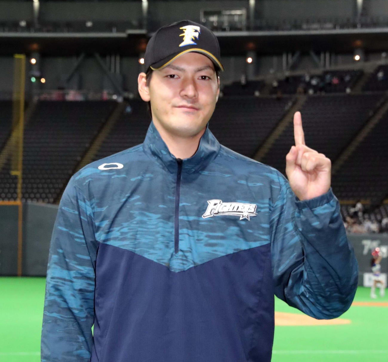 今季初勝利を挙げポーズをとりながら撮影に応じる日本ハム有原（撮影・佐藤翔太）