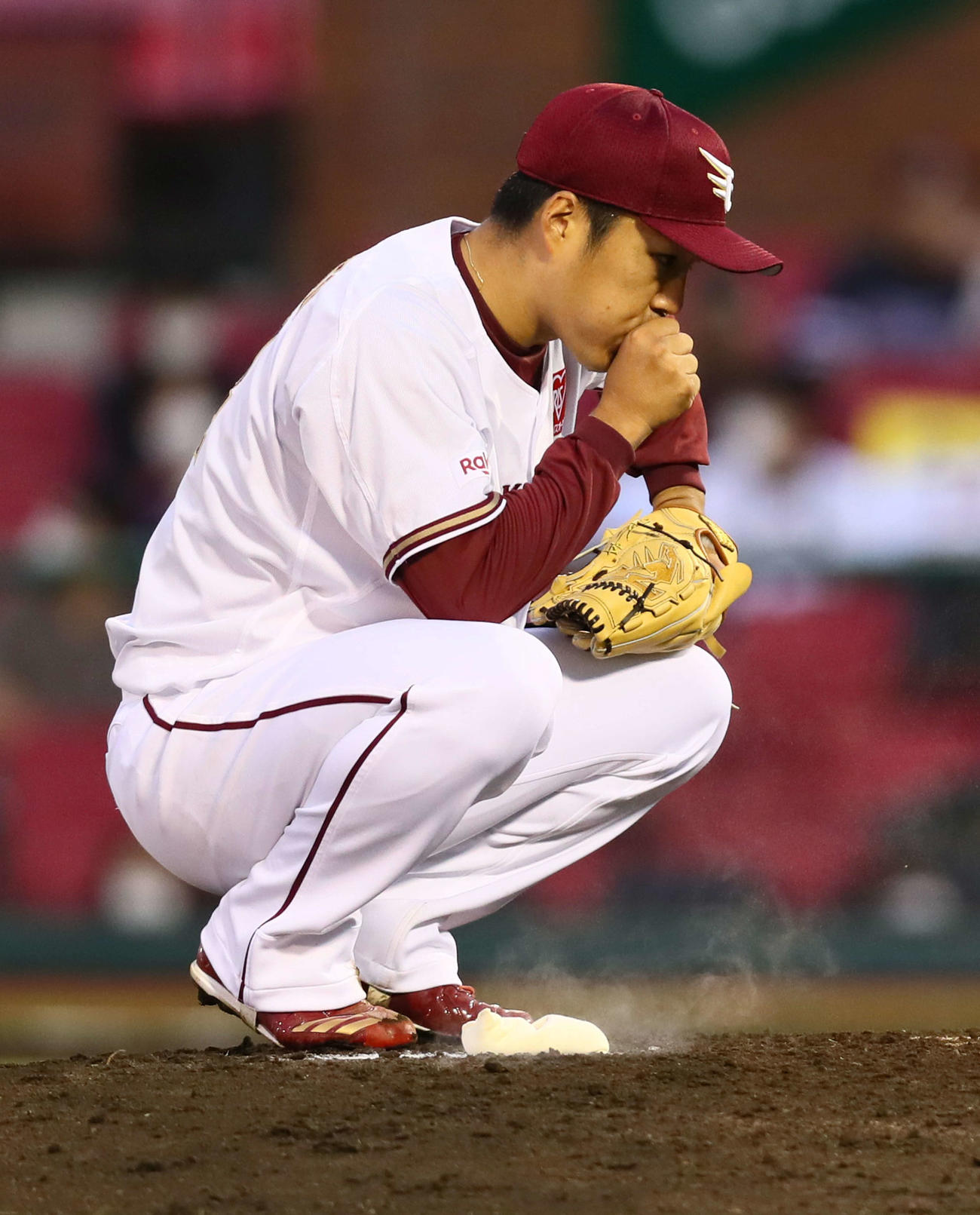 3回表、追加点を許しマウンドにしゃがみ込む楽天則本昂（撮影・足立雅史）