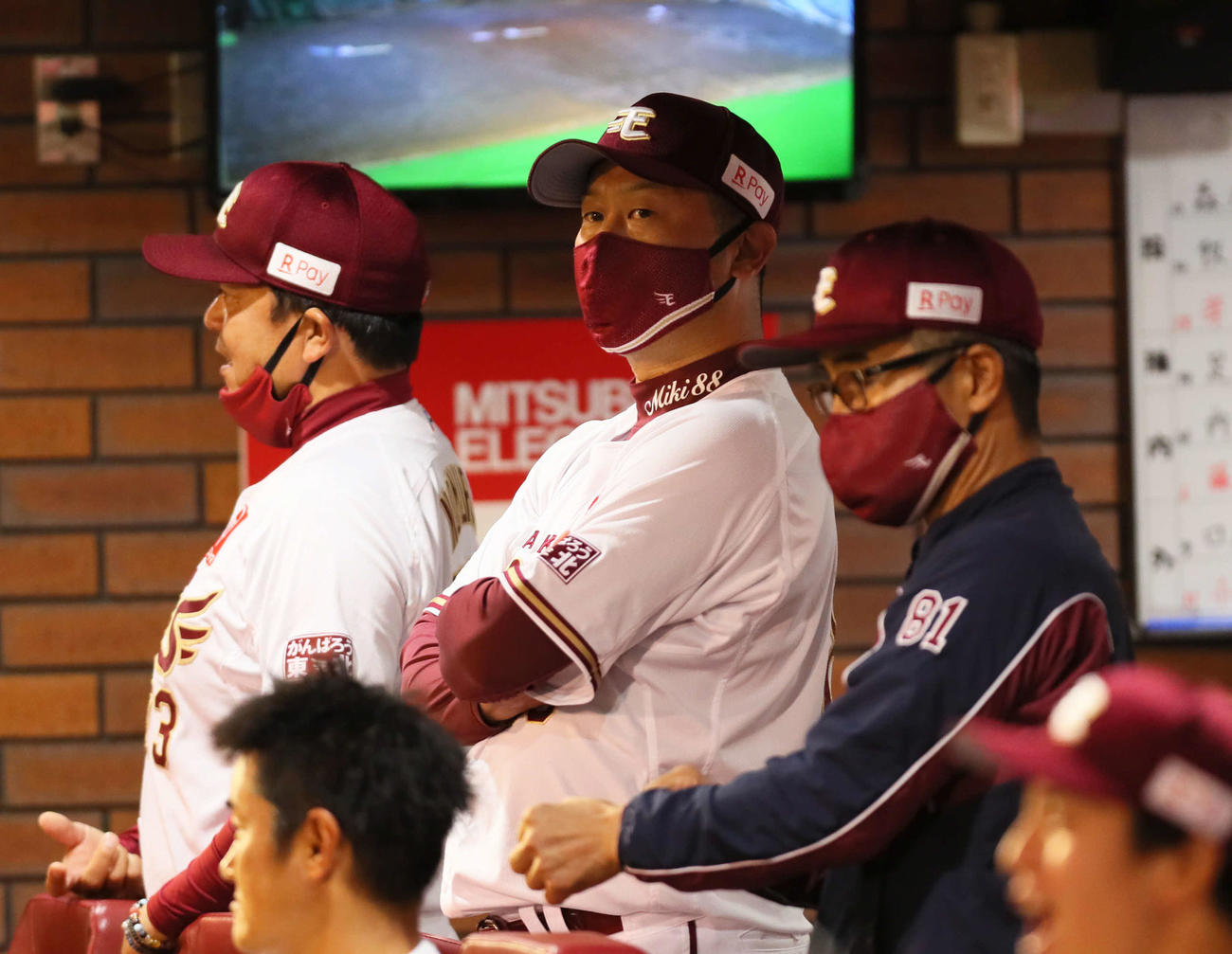 楽天対西武　戦況を見つめる楽天三木監督（中央）（撮影・足立雅史）