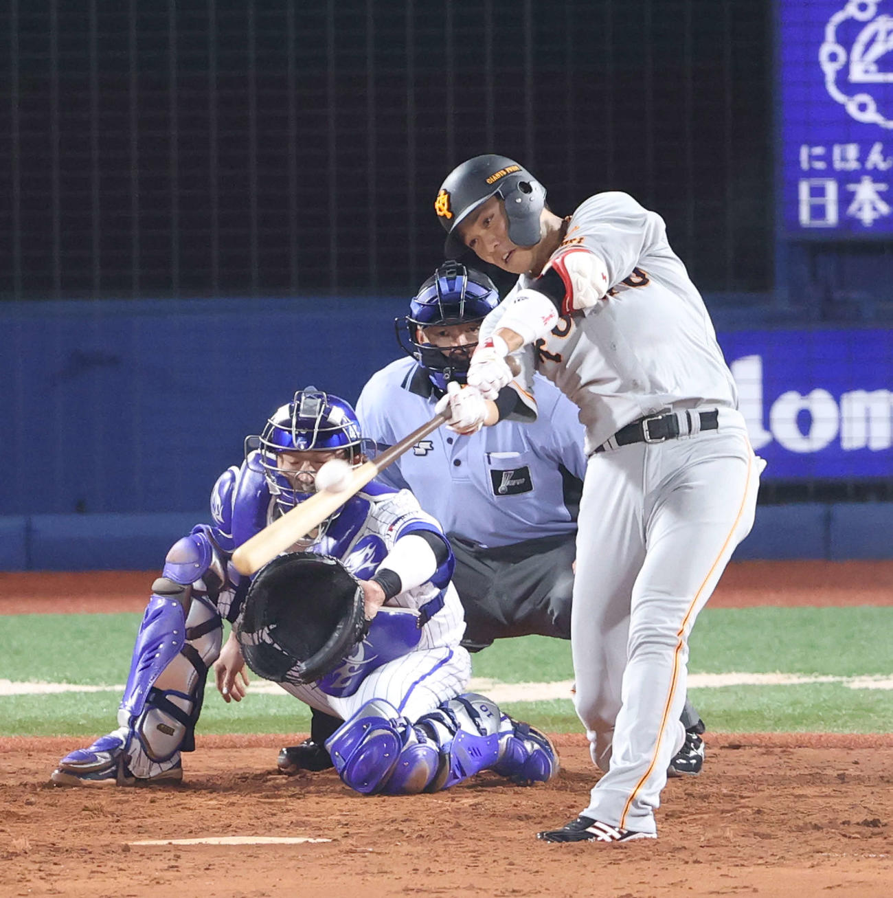DeNA対巨人　5回表巨人1死二塁、適時打を放つ坂本（撮影・河野匠）