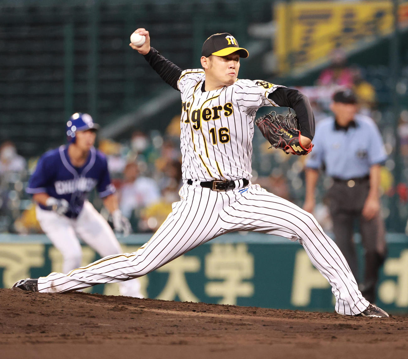 阪神対中日　中日打線を相手に好投する西勇（撮影・清水貴仁）