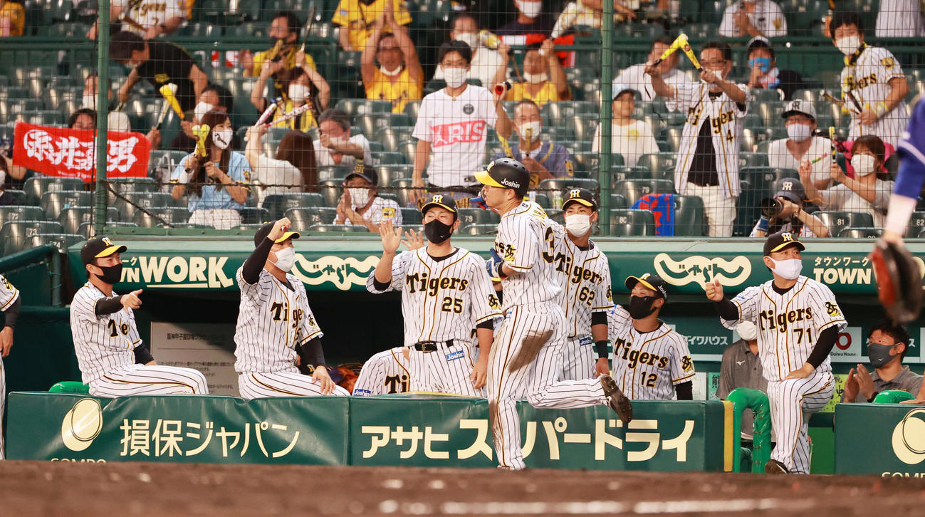 阪神対中日　5回裏阪神1死一、三塁、糸井嘉男の2点適時二塁打で生還する糸原（撮影・清水貴仁）