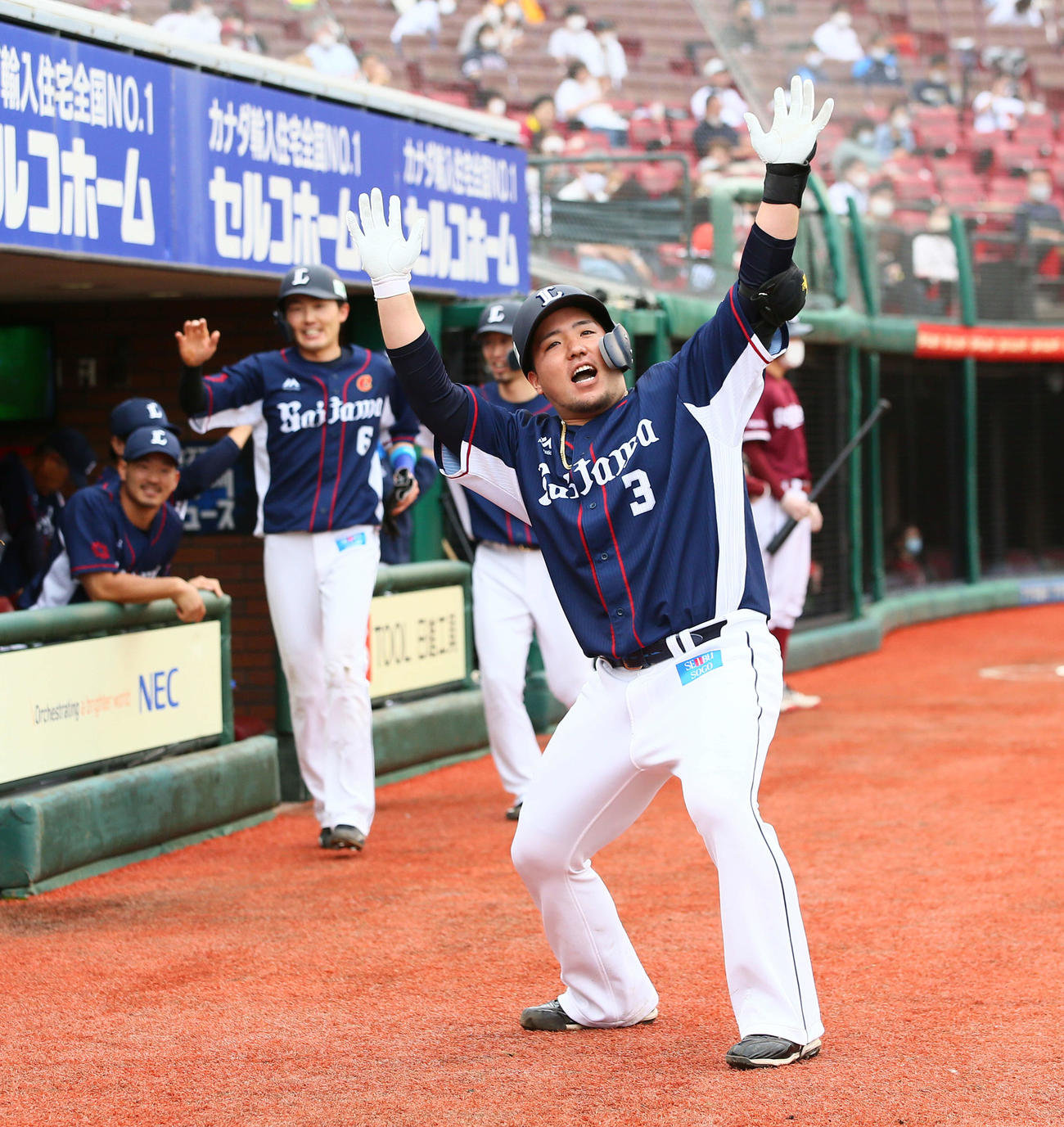 楽天対西武　6回表西武無死一、三塁、山川は左中間に3点本塁打を放ちどすこいポーズ（撮影・足立雅史）