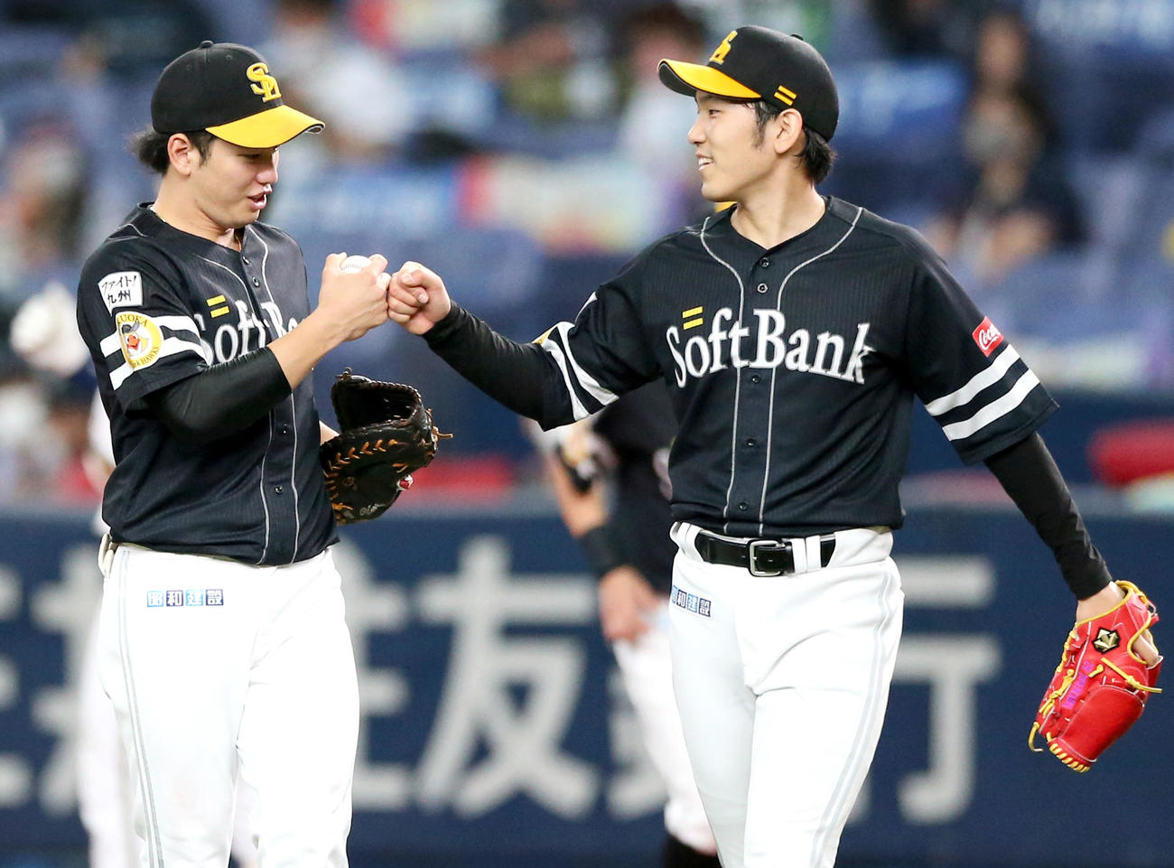 オリックス対ソフトバンク　4回裏オリックス1死一塁、石川（右）はT－岡田を一ゴロ併殺に仕留め栗原とグータッチ（撮影・上山淳一）
