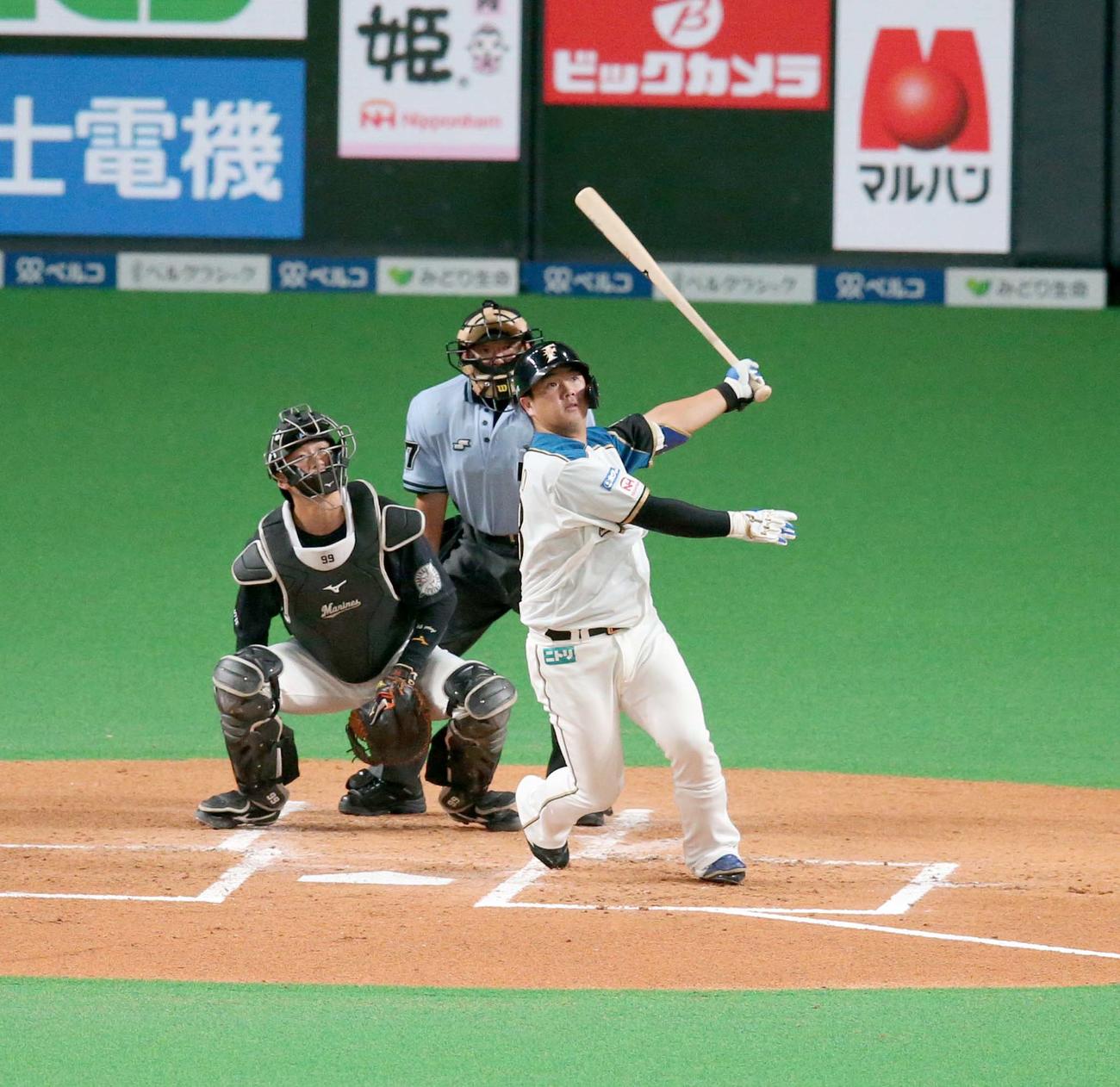 日本ハム対ロッテ　2回裏日本ハム1死、左越え本塁打を放つ横尾（撮影・黒川智章）