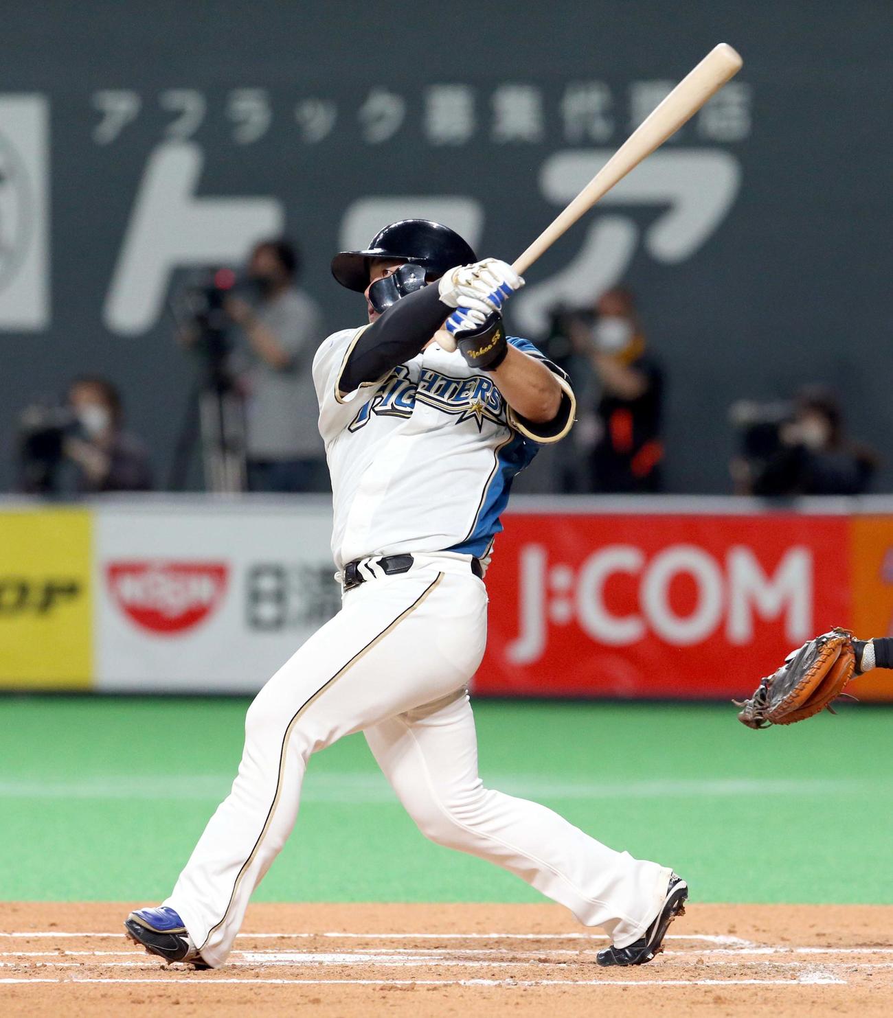 日本ハム対ロッテ　2回裏日本ハム1死、横尾は同点となる左越え本塁打を放つ（撮影・佐藤翔太）