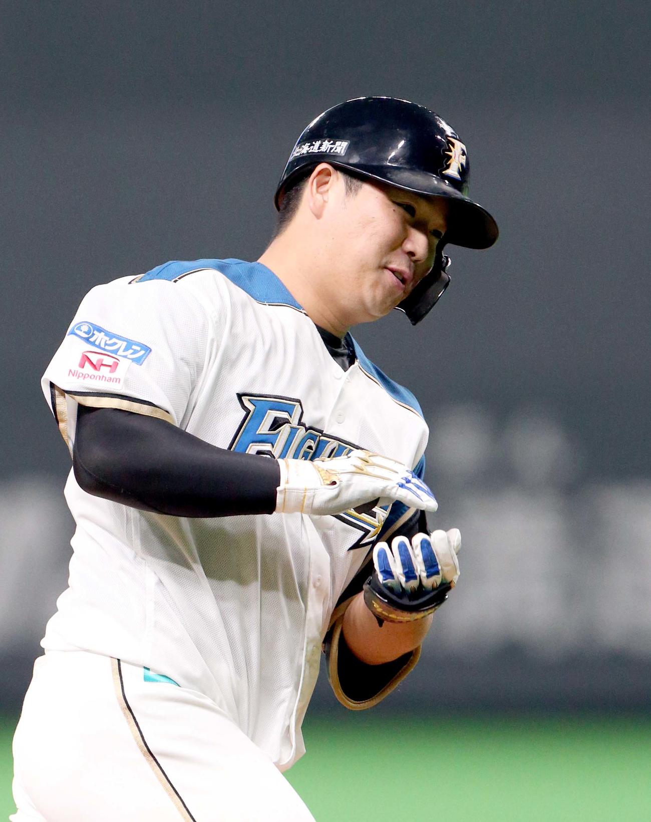 日本ハム対ロッテ　2回裏日本ハム1死、横尾は同点となる左越え本塁打を放ちおにぎりポーズをする（撮影・佐藤翔太）