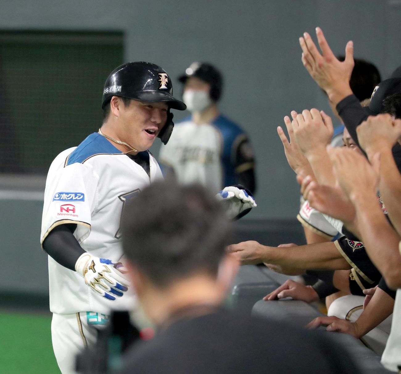 日本ハム対ロッテ　2回裏日本ハム1死、横尾は同点となる左越え本塁打を放ちチームメートに出迎えられる（撮影・佐藤翔太）
