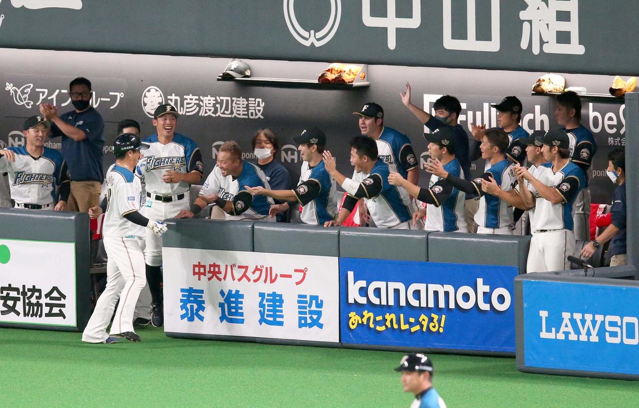 日本ハム対ロッテ　2回裏日本ハム1死、左越え本塁打を放った横尾を笑顔で出迎えるナイン（撮影・黒川智章）