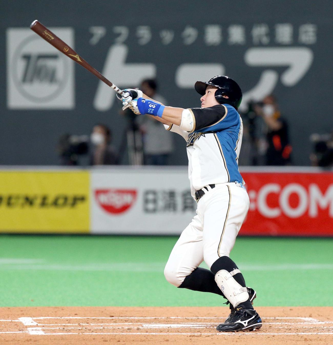 日本ハム対ロッテ　2回裏日本ハム2死、渡辺は勝ち越しとなる中越え本塁打を放つ（撮影・佐藤翔太）