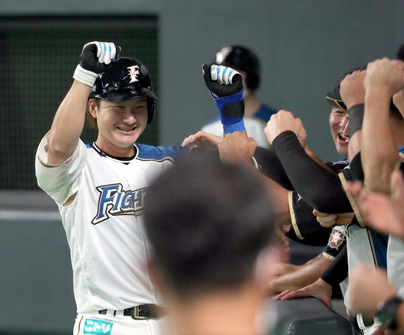 日本ハム対ロッテ　2回裏日本ハム2死、渡辺は勝ち越しとなる中越え本塁打を放ちチームメートに出迎えられる（撮影・佐藤翔太）