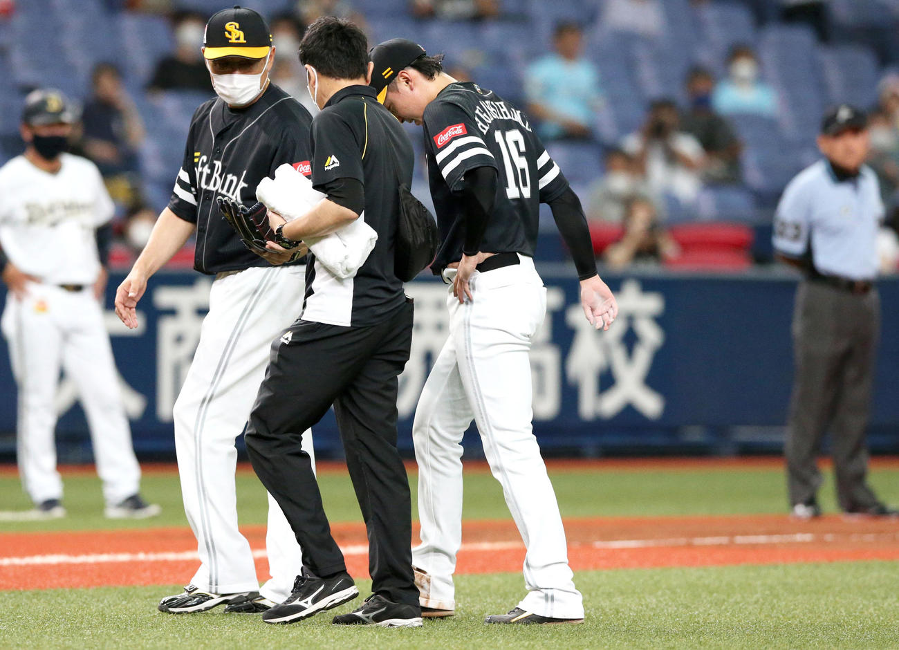 17日、オリックス対ソフトバンク4回戦　2回表オリックス無死、東浜巨（右）はT－岡田の打球が当たりベンチへ治療に向かう（撮影・上山淳一）