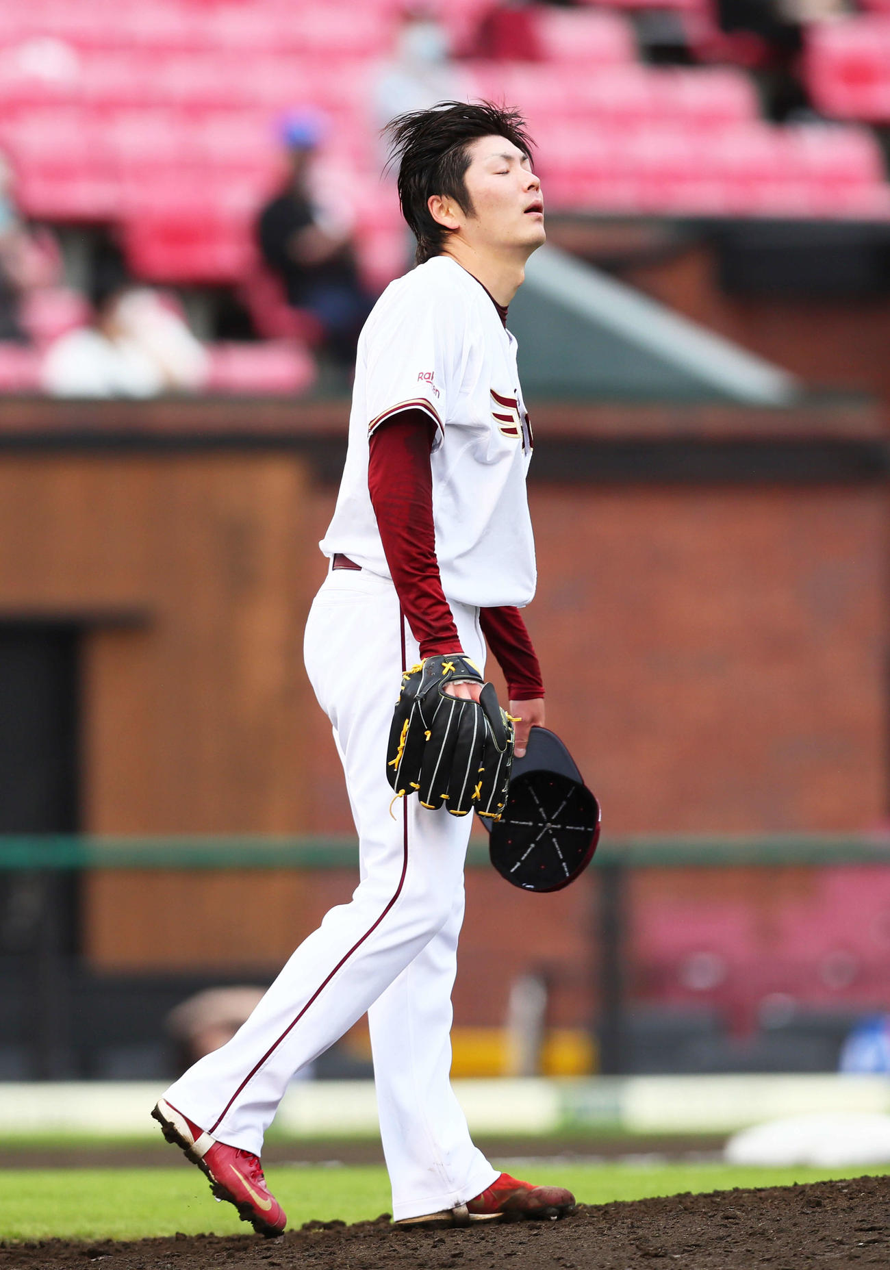 楽天対西武　6回表西武1死、中村に左越え本塁打を浴びた塩見（撮影・足立雅史）