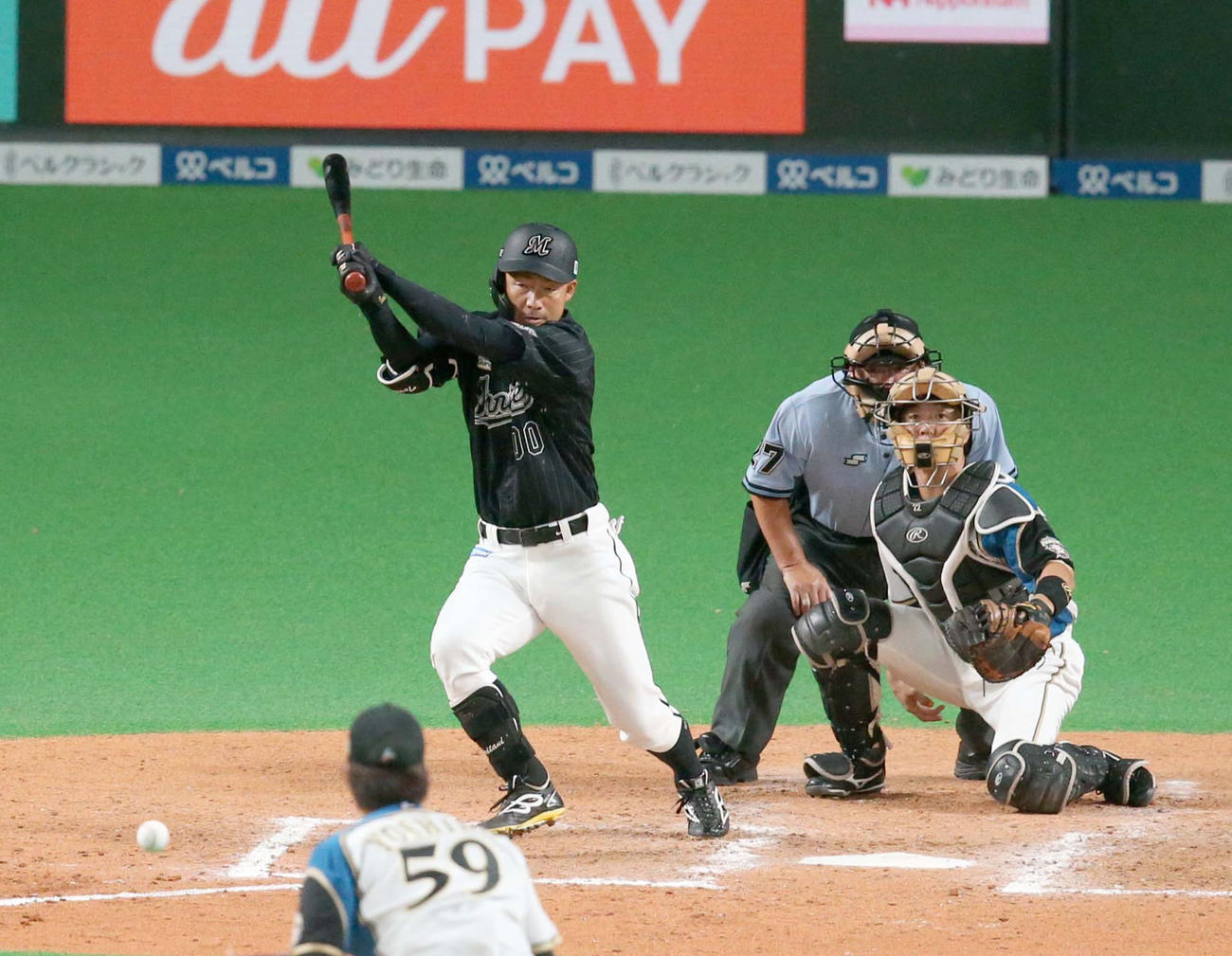 日本ハム対ロッテ　9回表ロッテ2死、中前打を放つ鳥谷（撮影・黒川智章）