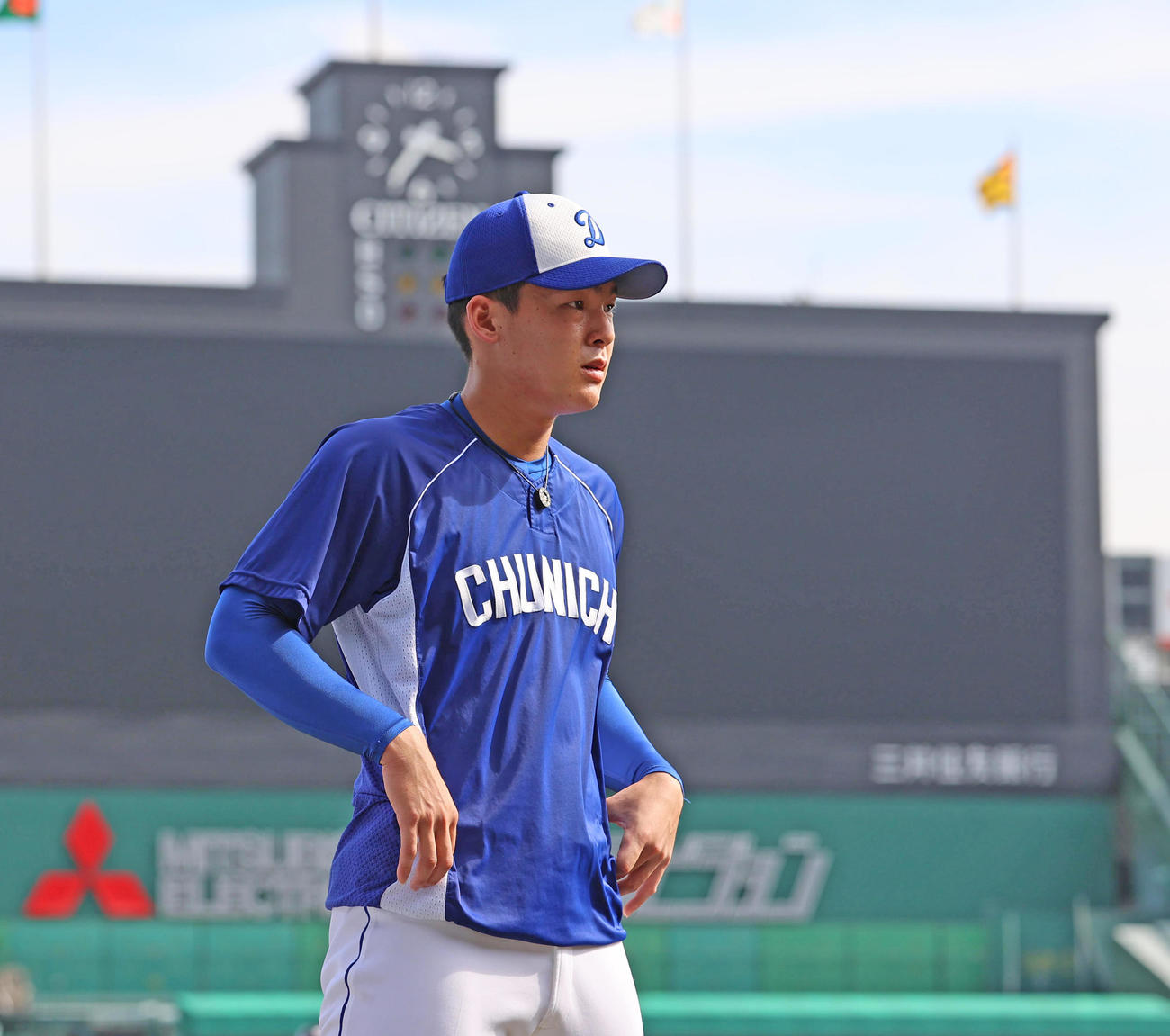 阪神対中日　試合前の練習を行う石川昂弥（撮影・清水貴仁）