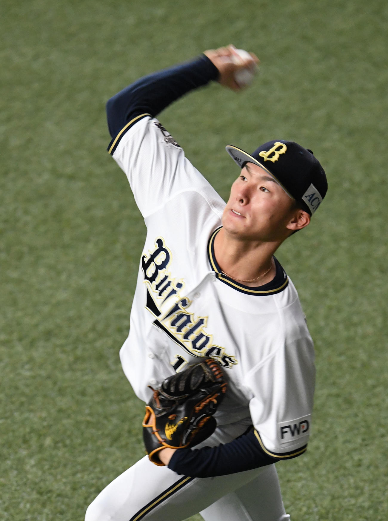 キャッチボールを行うオリックス山本（撮影・前岡正明）