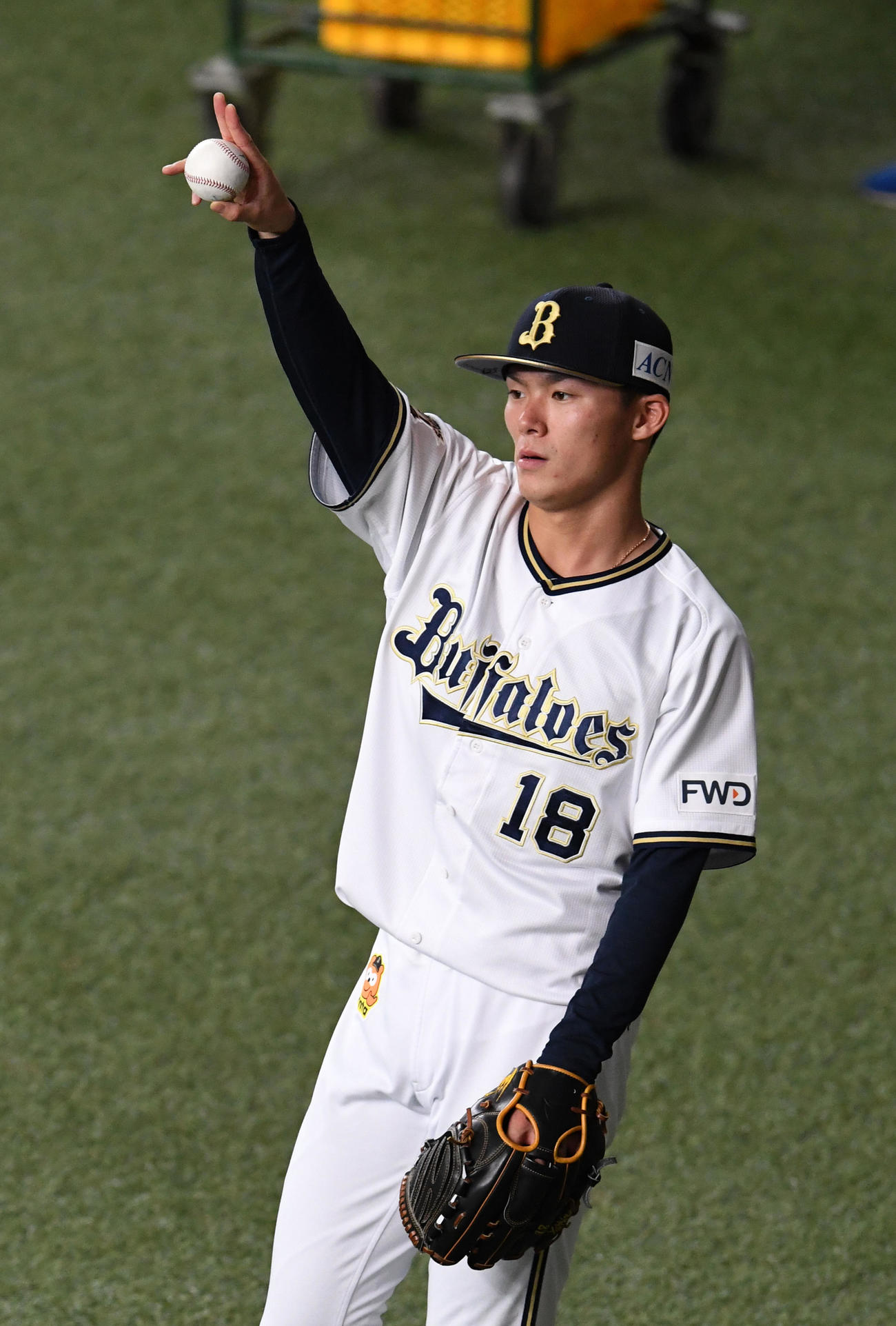 キャッチボールを行う山本由伸（撮影・前岡正明）