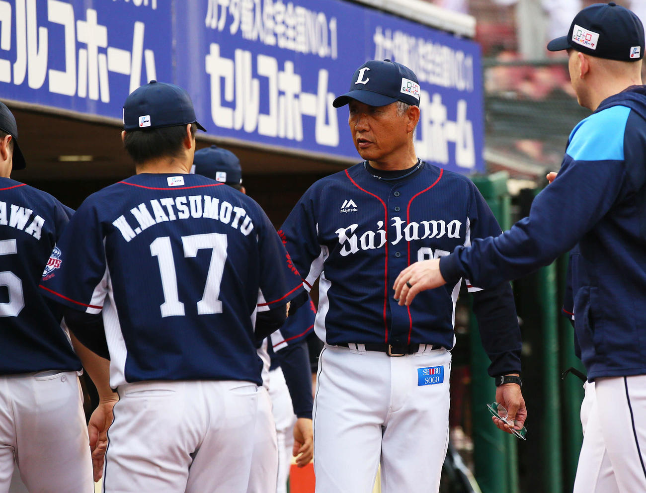 楽天対西武　試合後、西武先発の松本（左）を呼び止め話をする辻監督（撮影・足立雅史）