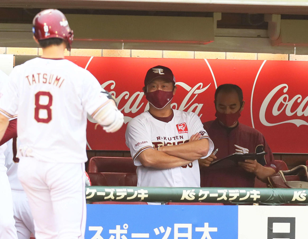 楽天対西武　戦況を見つめる楽天三木監督（中央）（撮影・足立雅史）