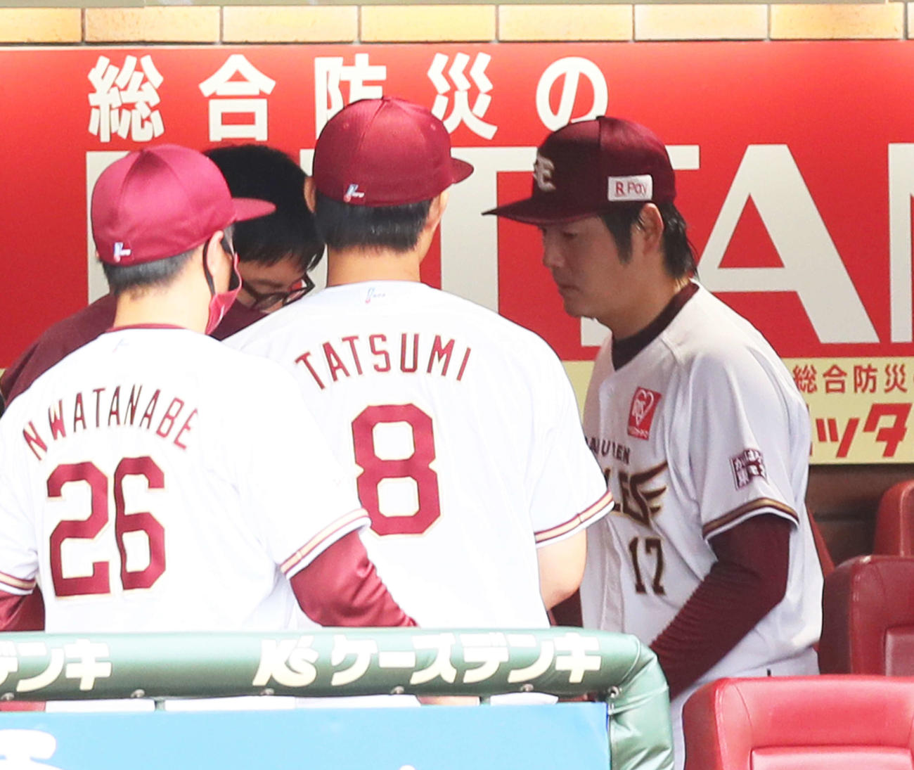 楽天対西武　6回途中4失点でマウンドを降りた楽天塩見（右）はがっくりとベンチ裏へと引き揚げる（撮影・足立雅史）