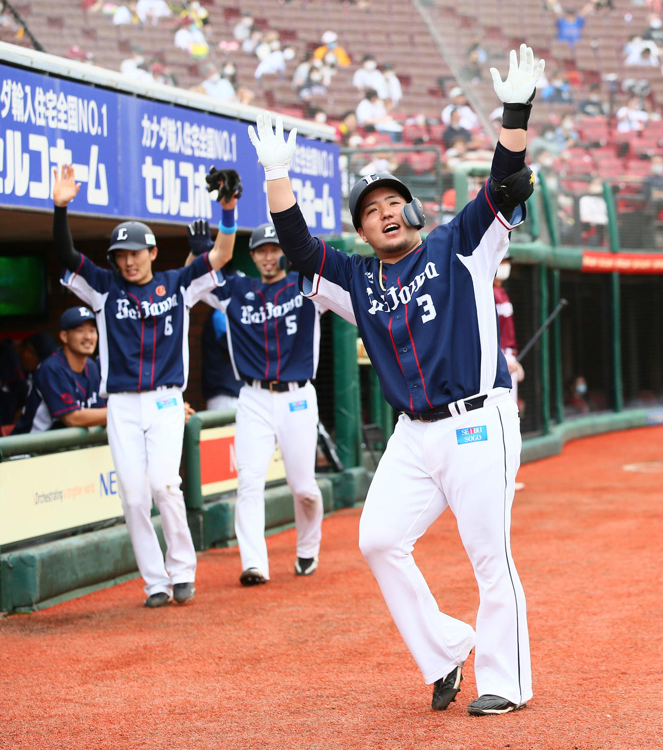 楽天対西武　6回表西武無死一、三塁、山川（右）は左中間に3点本塁打を放ちどすこいポーズ。左から源田、外崎（撮影・足立雅史）