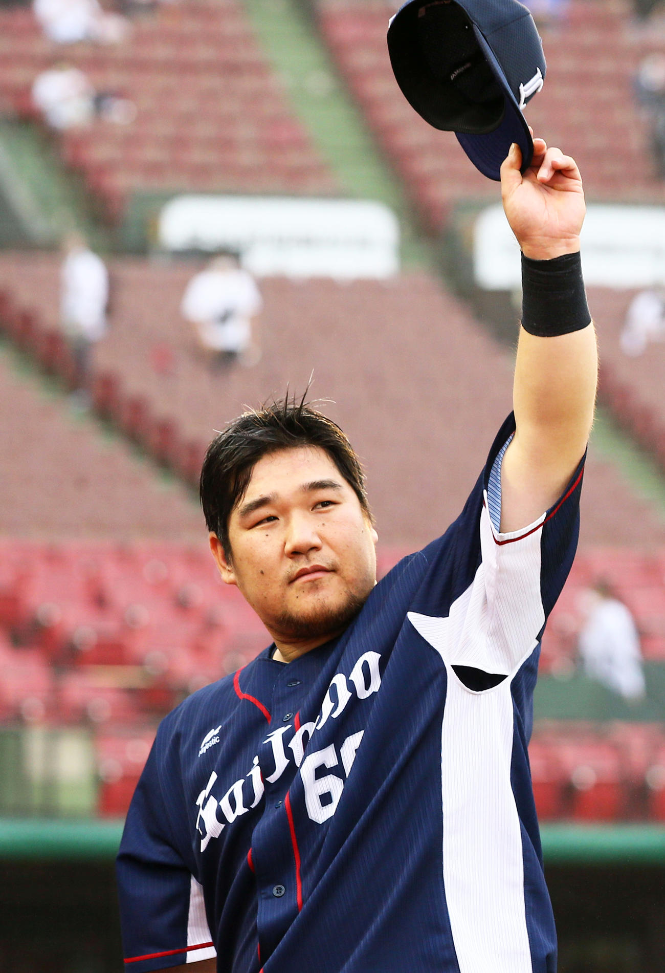 スタンドの声援に手を振って応える西武中村（撮影・足立雅史）