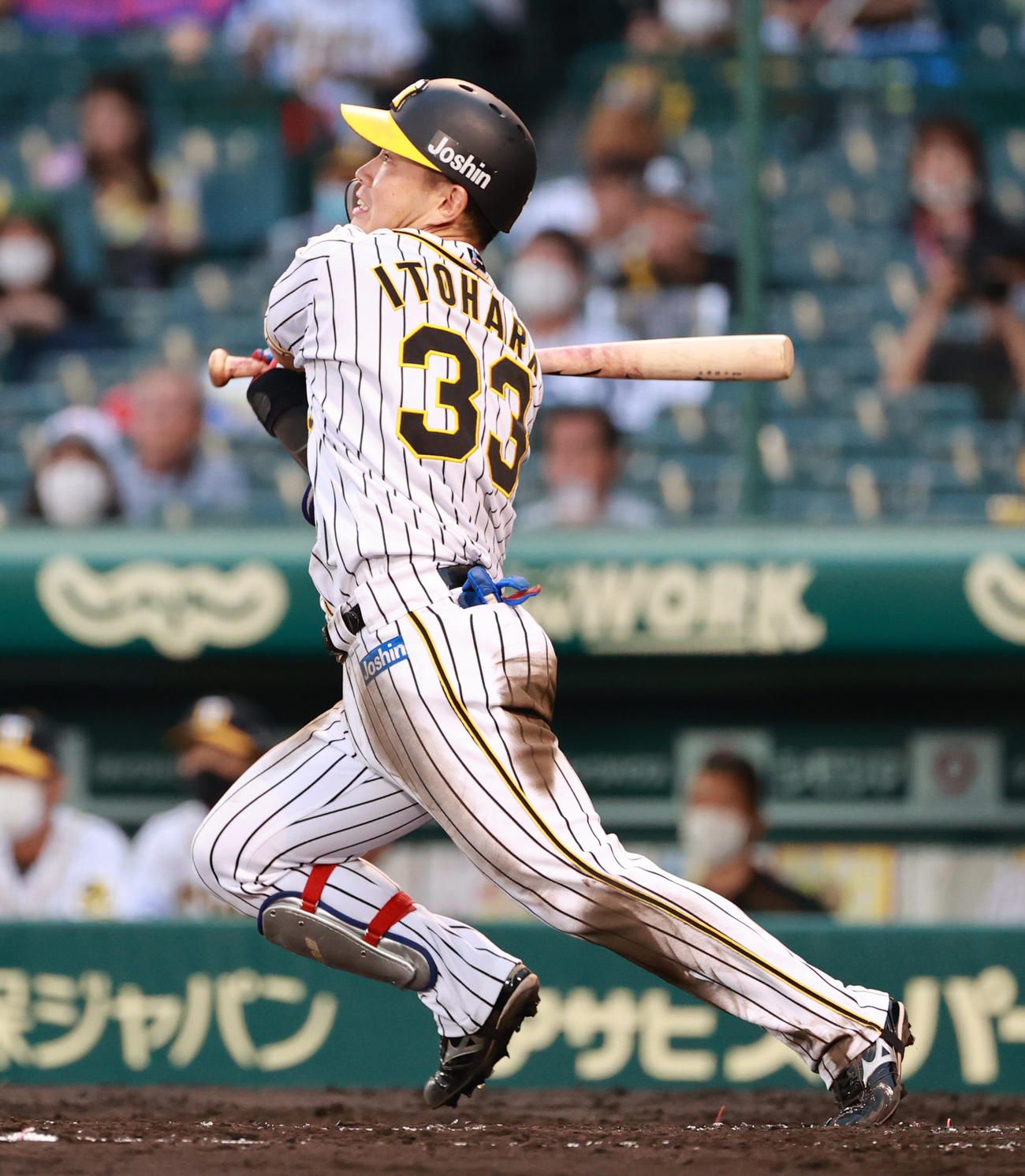阪神対中日　3回裏阪神2死二塁、右中間へ適時二塁打を放つ糸原健斗（撮影・清水貴仁）