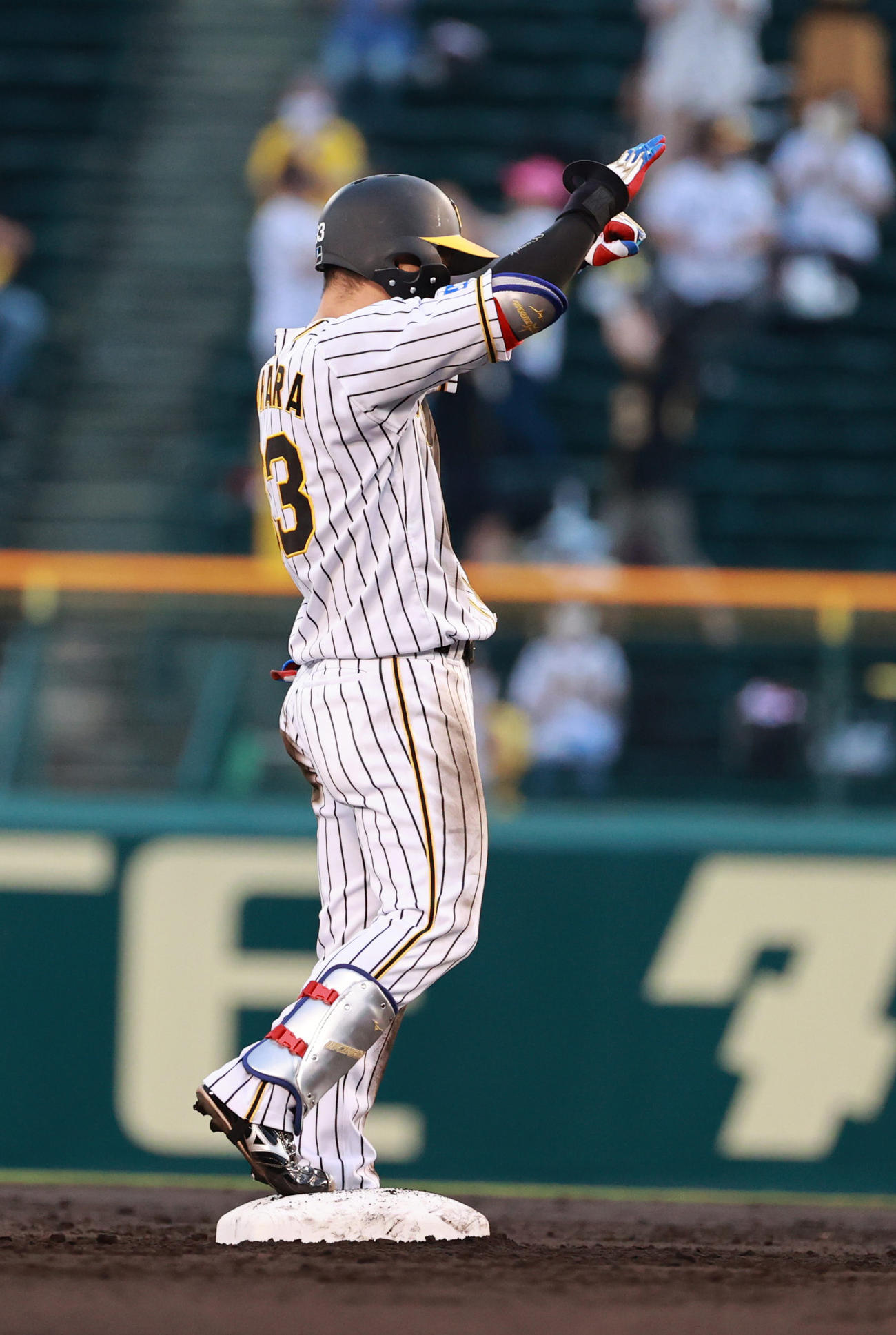 阪神対中日　3回裏阪神2死二塁、右中間へ適時二塁打を放つ糸原健斗（撮影・清水貴仁）