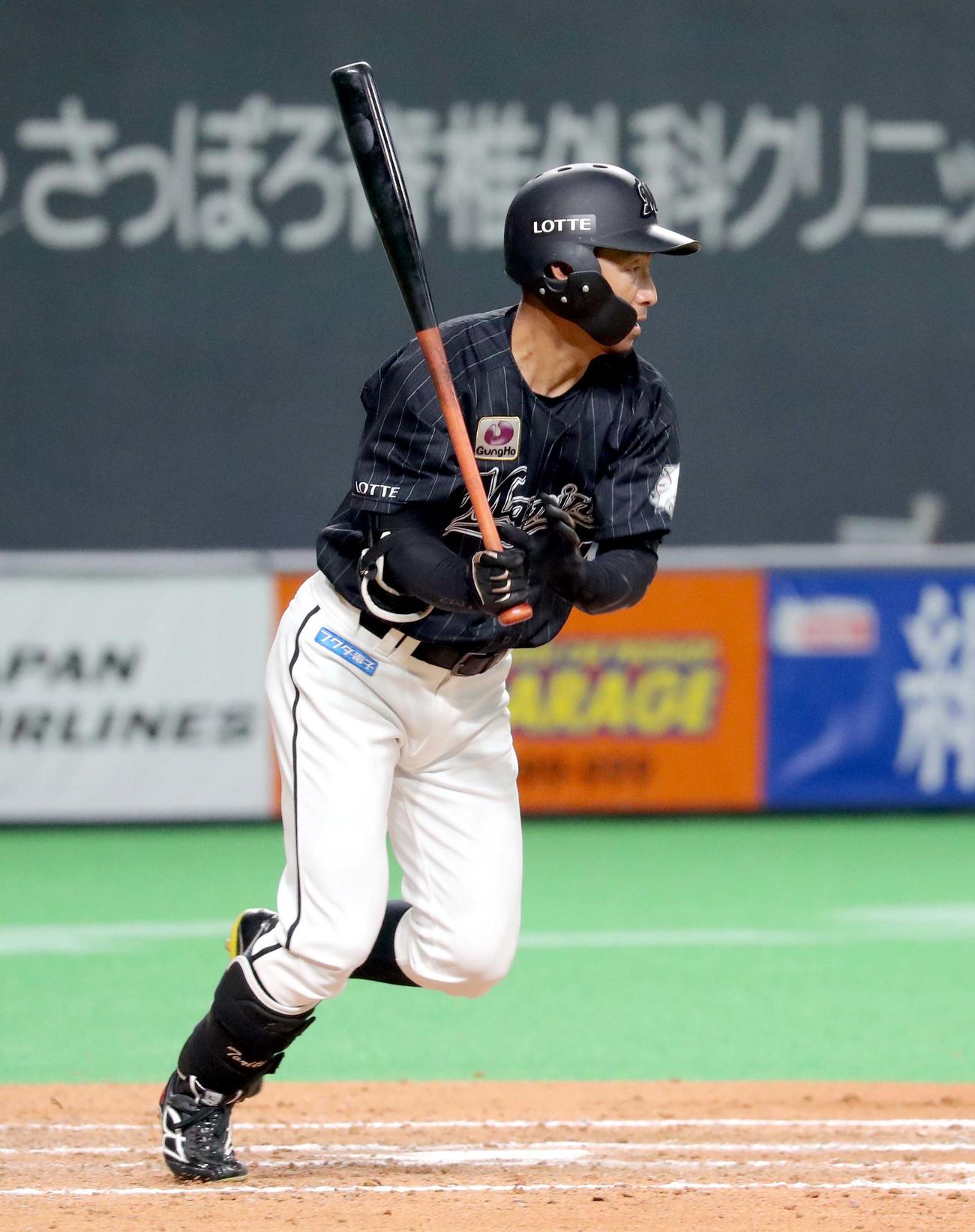 日本ハム対ロッテ　9回表ロッテ2死、中前打を放つ鳥谷（撮影・佐藤翔太）