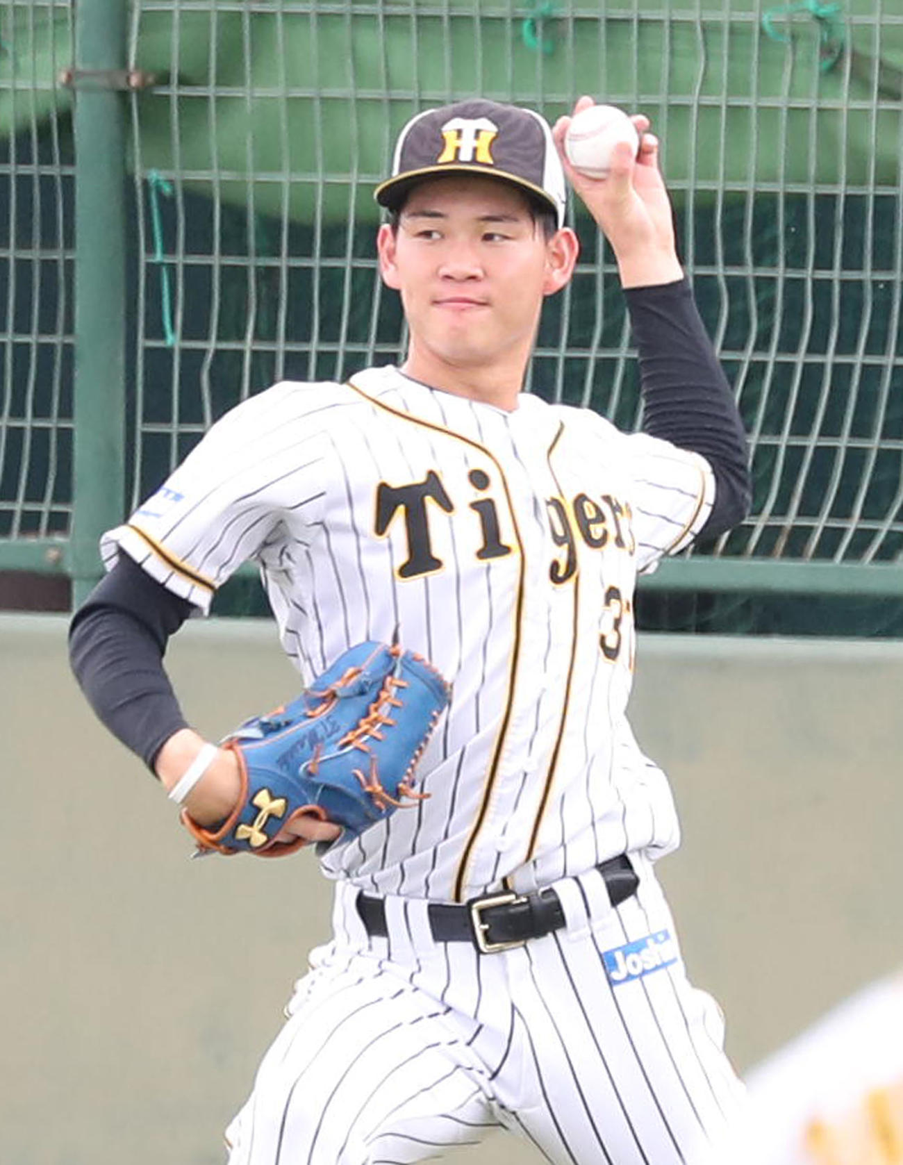 鳴尾浜でキャッチボールする阪神及川（代表撮影）