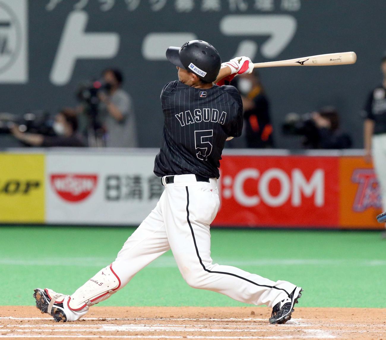 日本ハム対ロッテ　7回表ロッテ2死、安田は右越え本塁打を放つ（撮影・佐藤翔太）