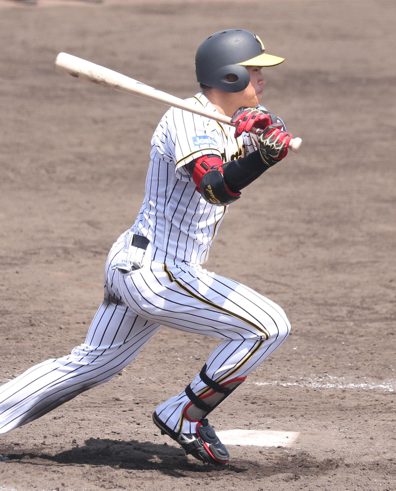 ウエスタンリーグ広島戦　4回に適時打を放つ阪神遠藤（代表撮影）