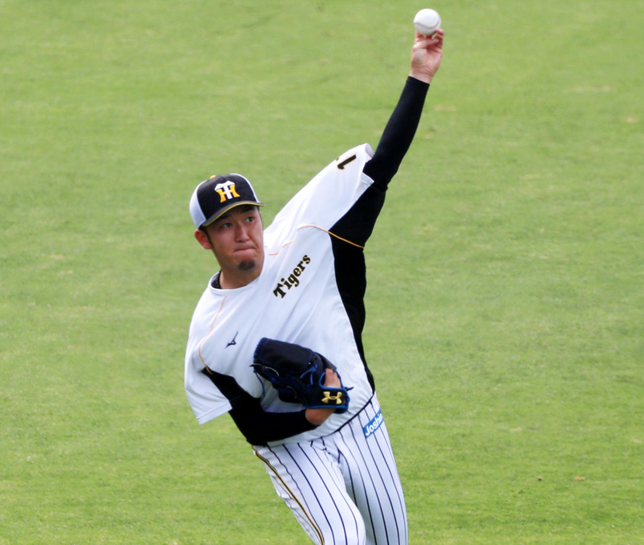 甲子園の外野でキャッチボールする岩貞（撮影・加藤哉）