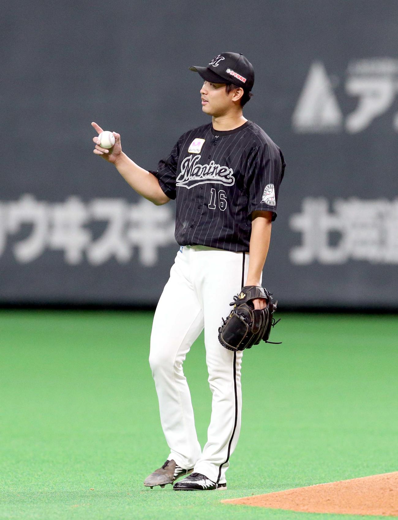 日本ハム対ロッテ　5回裏日本ハム無死、清宮を遊ゴロに仕留めナインを指差すロッテ種市（撮影・佐藤翔太）