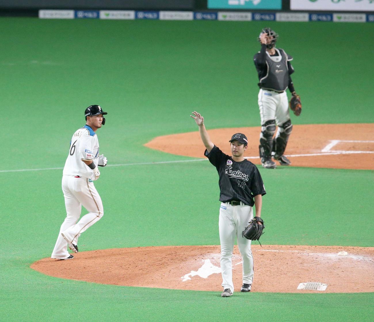日本ハム対ロッテ　7回裏日本ハム無死、中田（左）の打球を好守したマーティンに向かって手を挙げる種市（撮影・黒川智章）