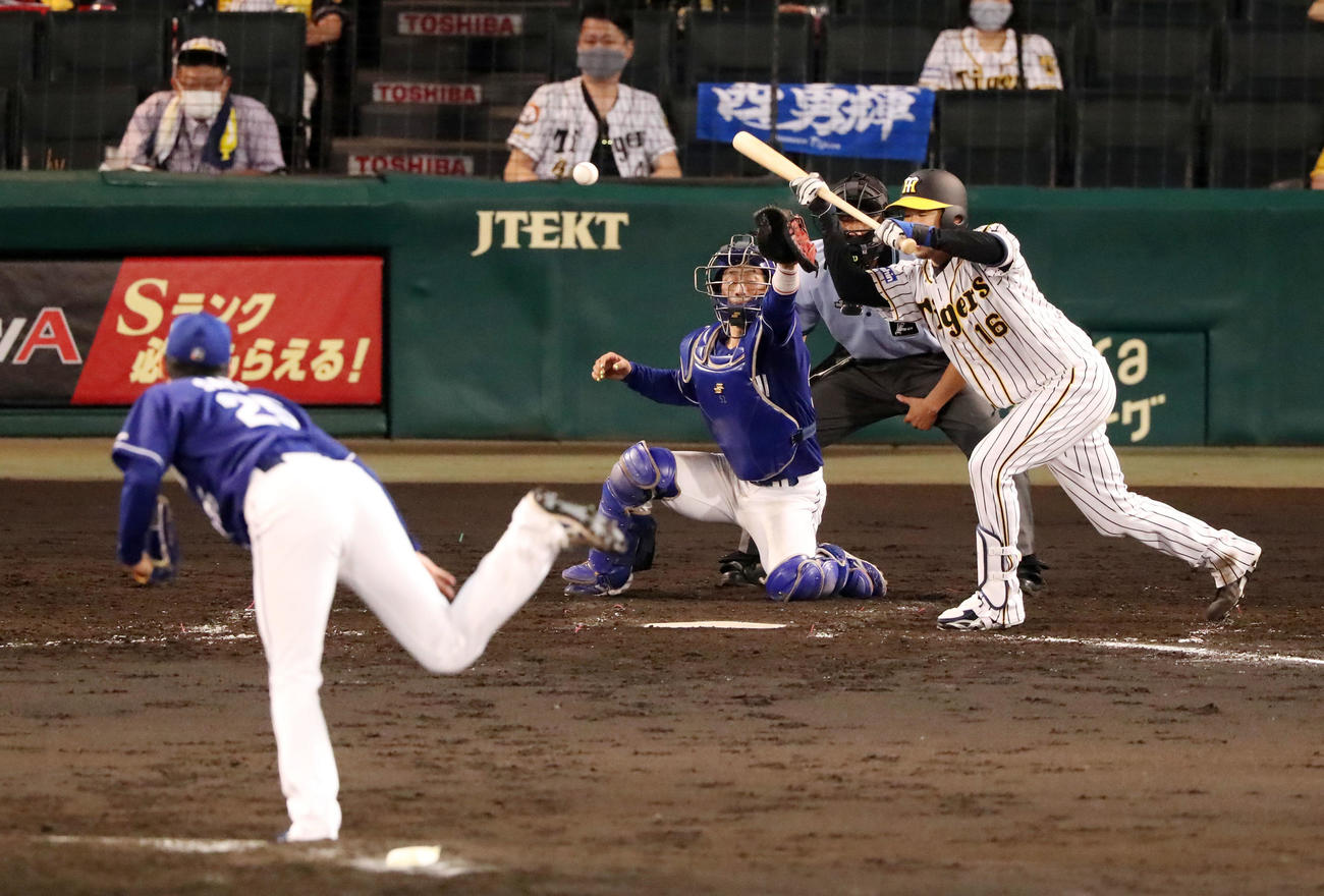 阪神対中日　5回裏阪神無死一、三塁、西勇は一塁前に適時犠打野選を決める（撮影・加藤哉）