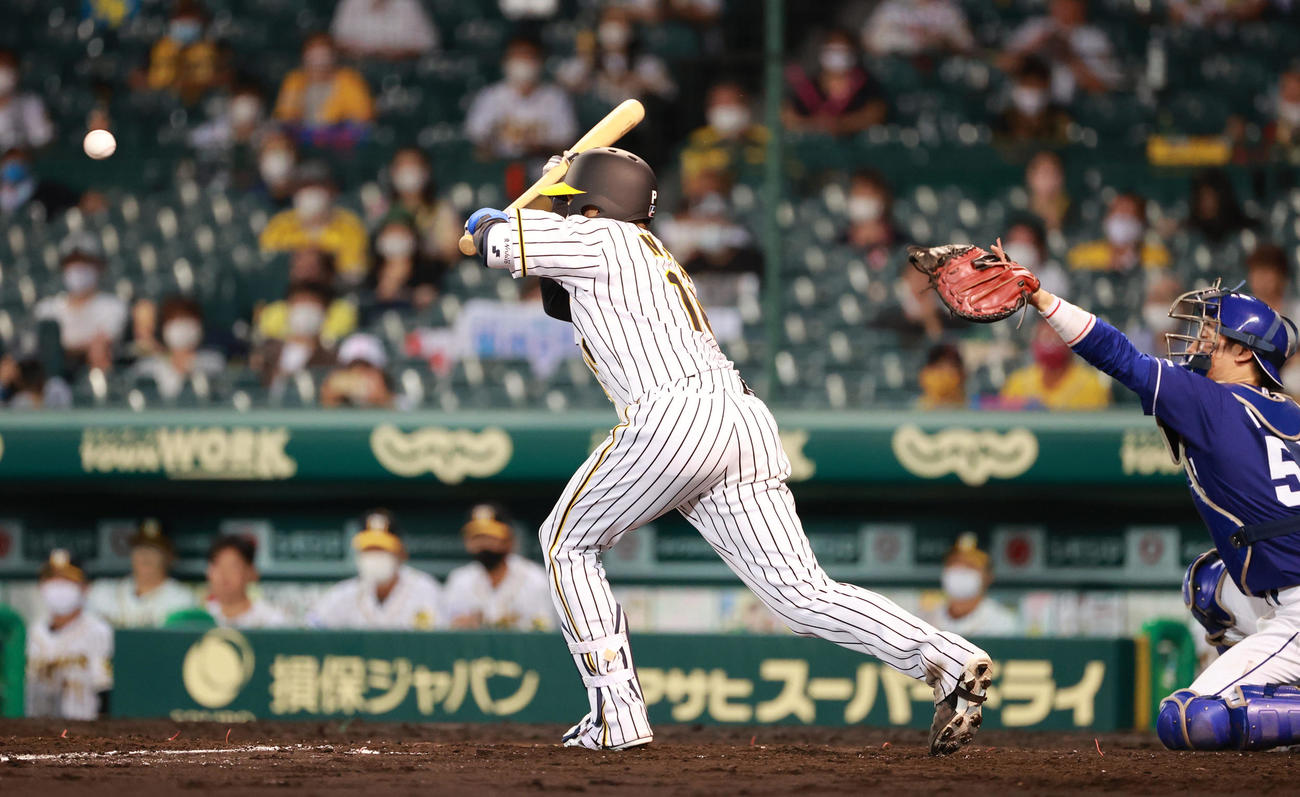 阪神対中日　5回裏阪神無死一、三塁、西勇輝が一塁へのバント犠打し野選で三塁走者梅野隆太郎が生還する（撮影・清水貴仁）