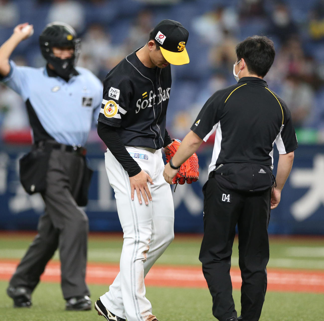 オリックス対ソフトバンク　7回裏オリックス無死、高橋礼（中央）はT－岡田の打球が当たり足を気にする（撮影・上山淳一）