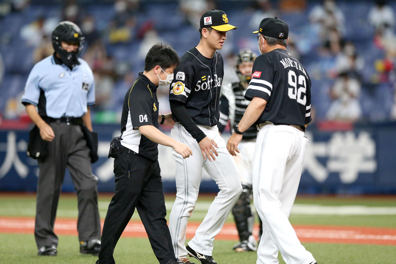 オリックス対ソフトバンク　7回裏オリックス無死、高橋礼（左から3人目）はT－岡田の打球が当たり足を気にする（撮影・上山淳一）
