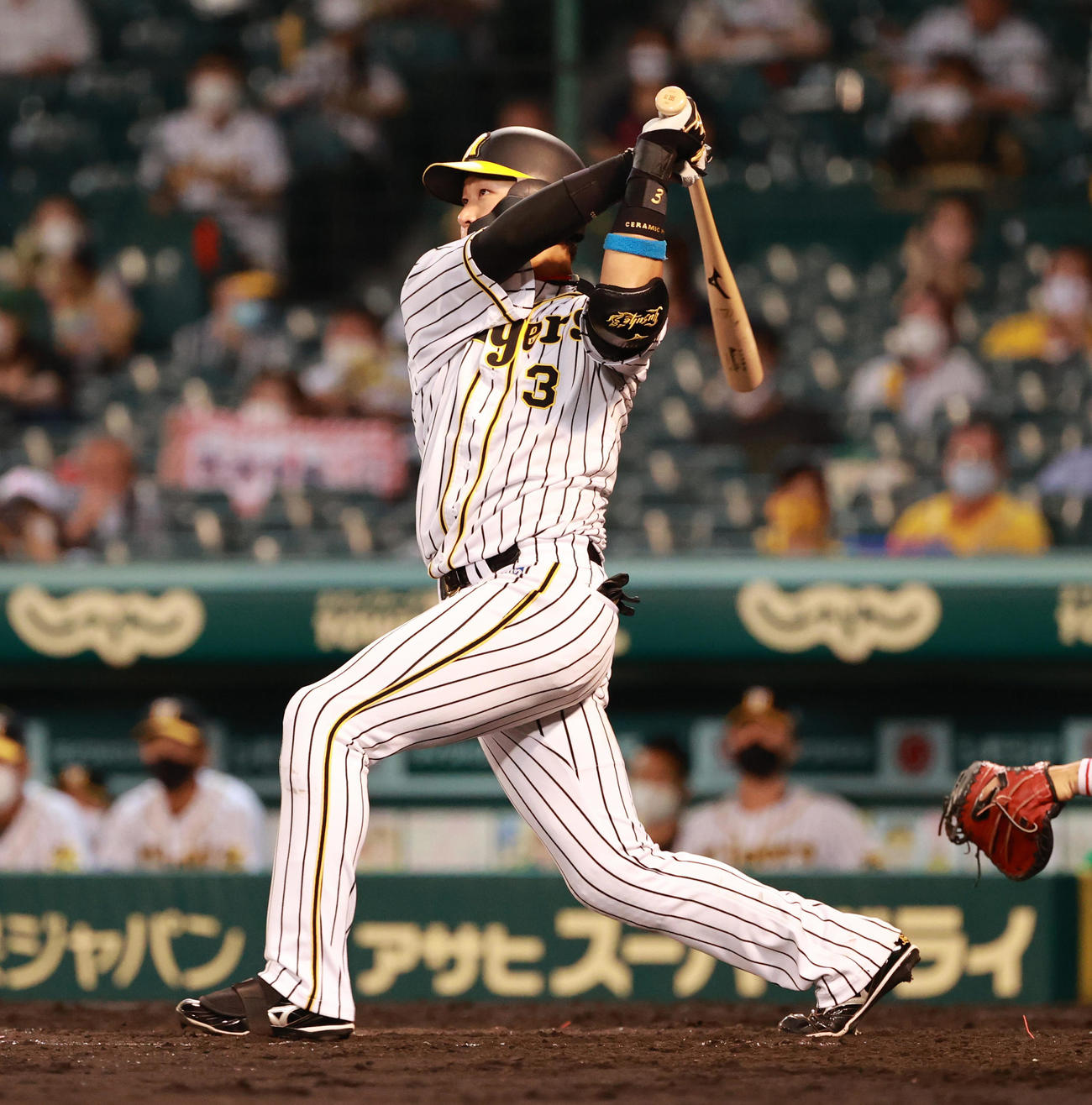 阪神対中日　5回裏阪神1死二塁、左越え2点本塁打を放つ大山悠輔（撮影・清水貴仁）