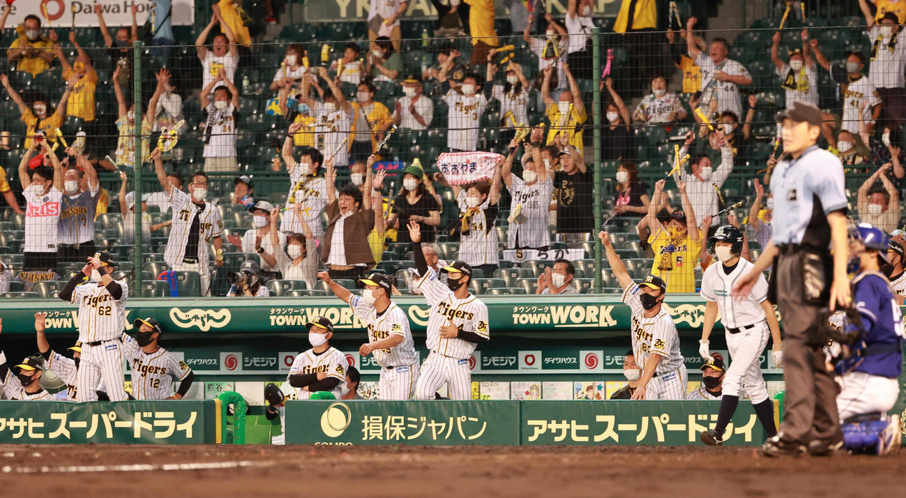 阪神対中日　5回裏阪神1死二塁、大山悠輔の左越え2点本塁打に歓喜の阪神ベンチ（撮影・清水貴仁）