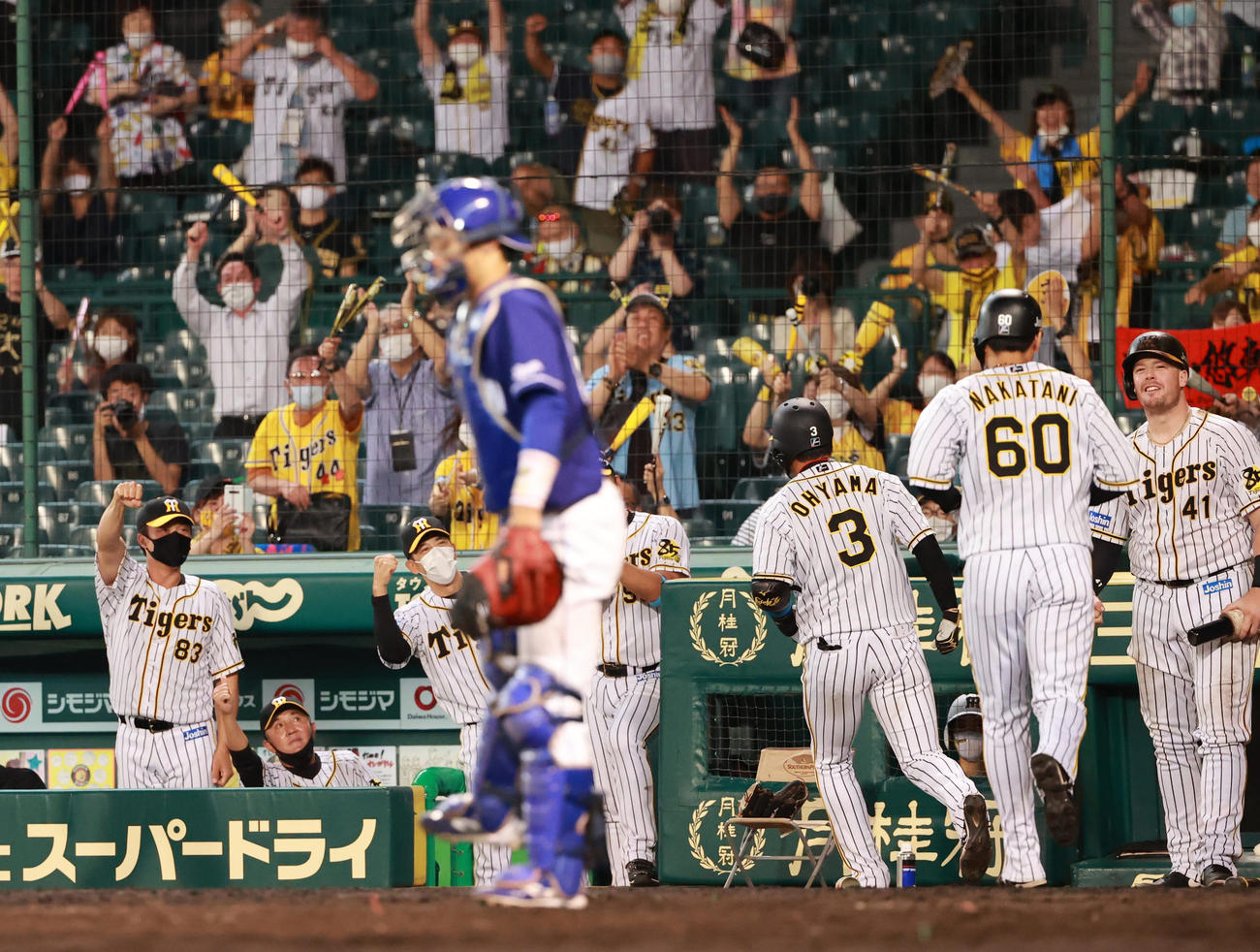 阪神対中日　5回裏阪神1死二塁、左越え2点本塁打を放った大山悠輔を出迎える矢野耀大監督（撮影・清水貴仁）