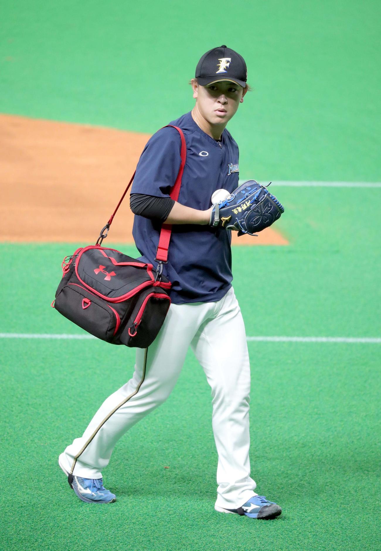 日本ハム対ロッテ　練習を終え引き揚げる日本ハム河野（撮影・佐藤翔太）